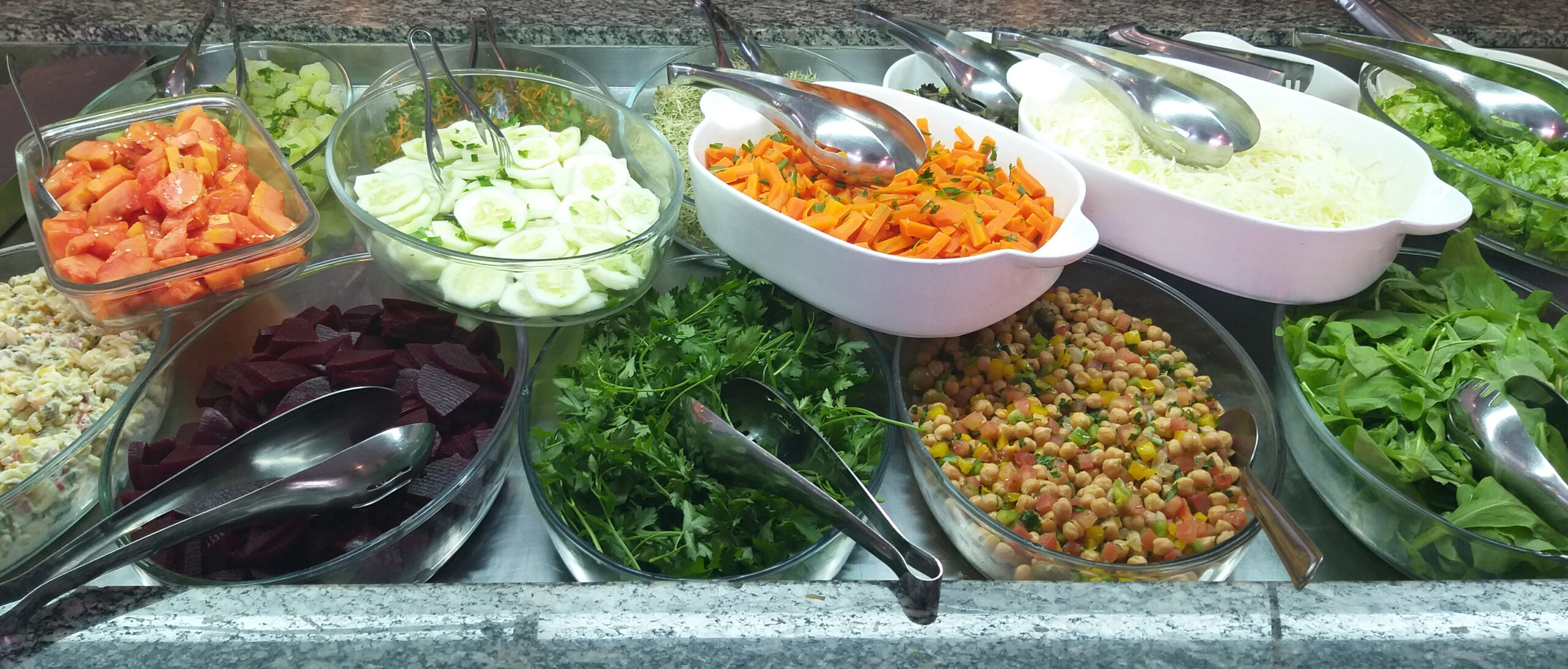 Buffet mit Salaten und warmen Speisen