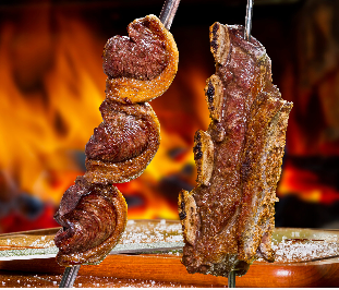 Spieß mit Fleisch über der Glut